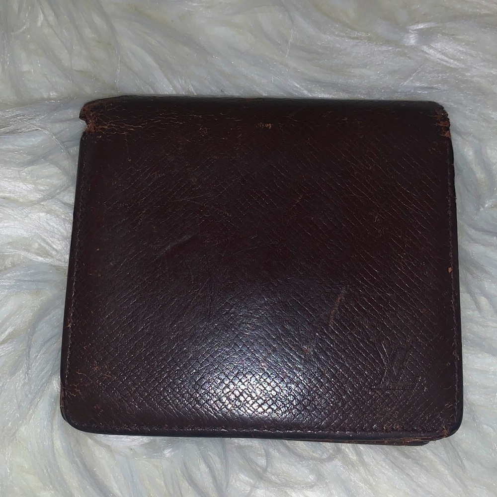Authentic Louis Vuitton bifold taiga wallet